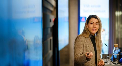 Aysan Safavi kynnir rannsóknir sínar á viðburði sem haldin var í tilefni af 60 ára afmæli Háskólasjóðs Eimskipafélags Íslands